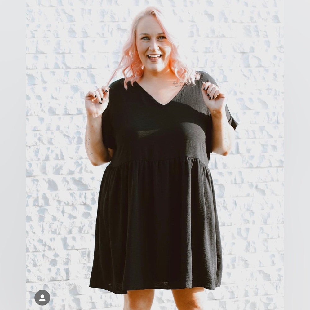Black plus size dress.